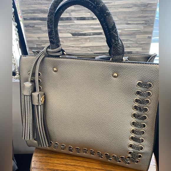 Galian Olive Handbag With Tassell - Picture 3 of 9